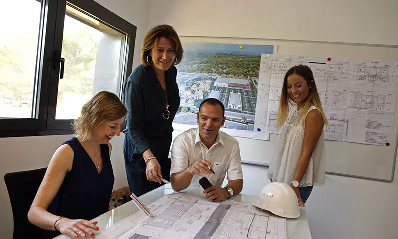Réunion de chantier autour des plans d'exécution
